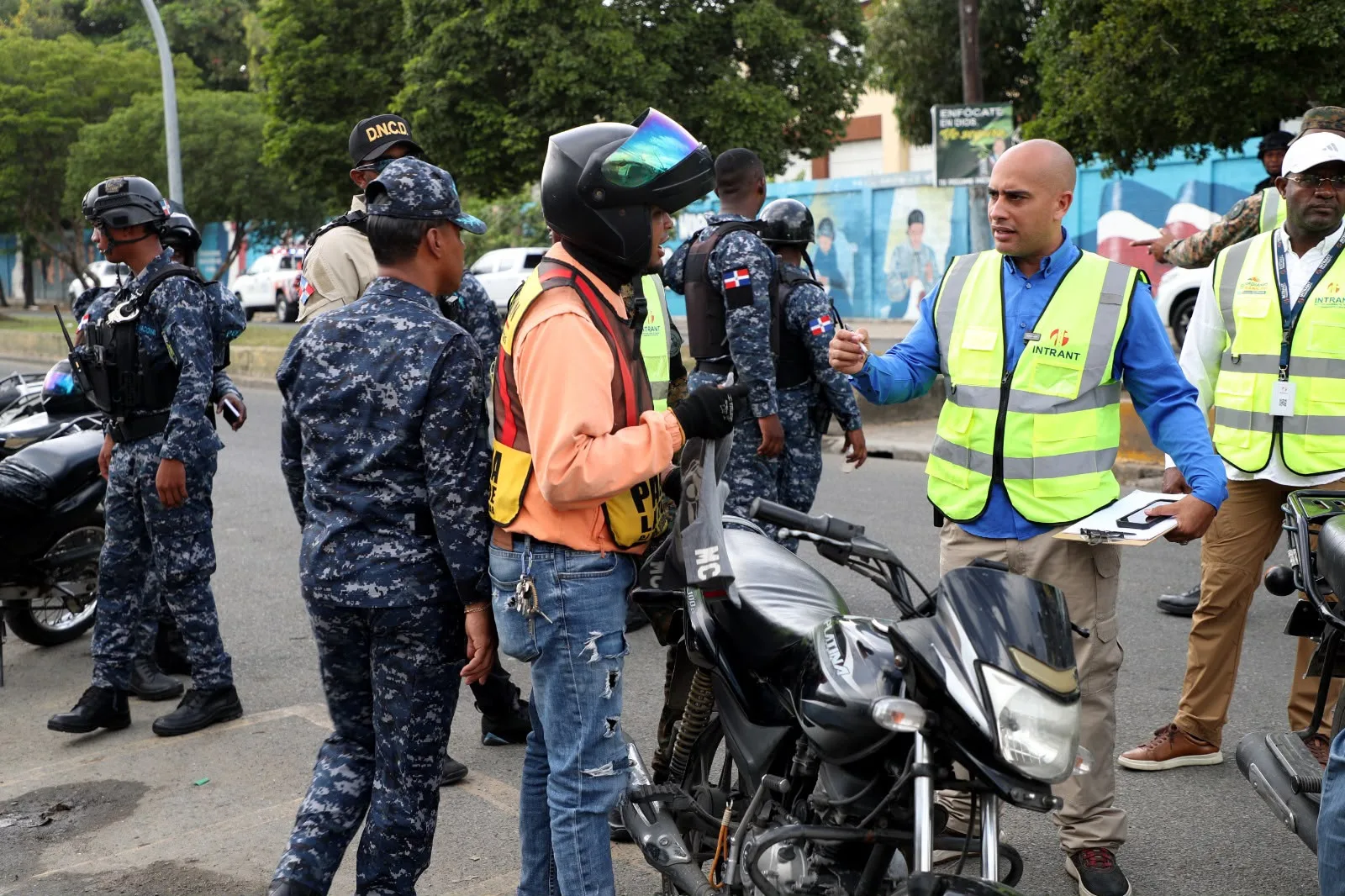 INTRANT y organismos de seguridad despliegan histórico operativo de fiscalización en paradas de motocicletas