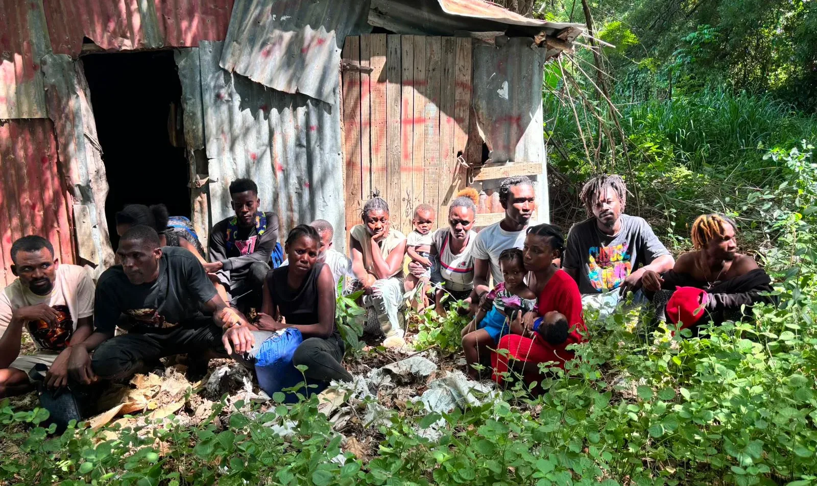 Soldados del Ejército detuvieron a 15 haitianos indocumentados ocultos en casucha utilizada como centro de acopio