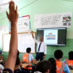 Milton Morrison imparte clases de educación vial a estudiantes de 6to de bachillerato