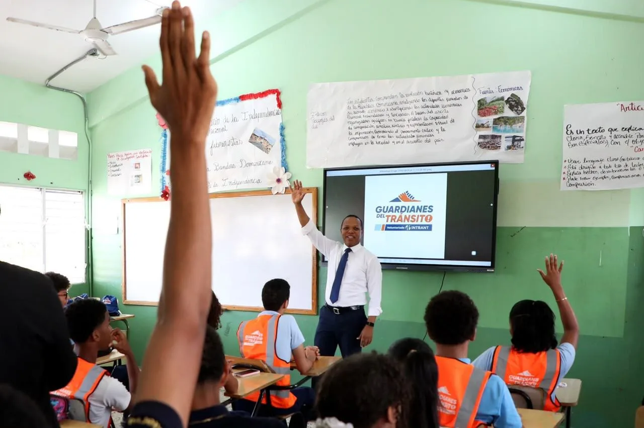 Milton Morrison imparte clases de educación vial a estudiantes de 6to de bachillerato