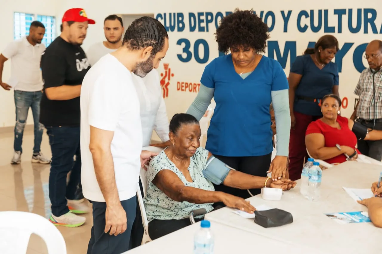Alcaldía del DN efectúa gran operativo médico y social en sector 30 de Mayo
