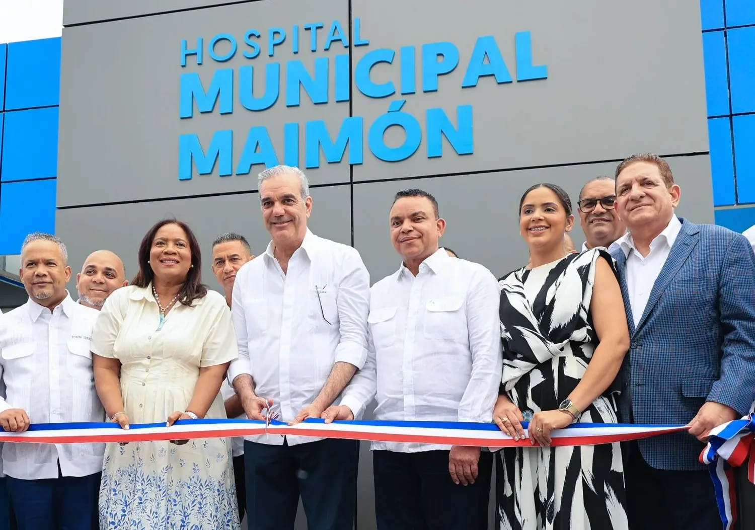 Abinader junto al director del SNS entrega remozado y ampliado el Hospital Municipal de Maimón