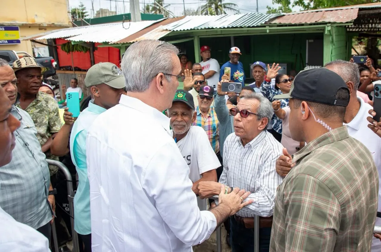Presidente Abinader inaugurará este sábado en la provincia de Monte Plata dos carreteras y un techado escolar