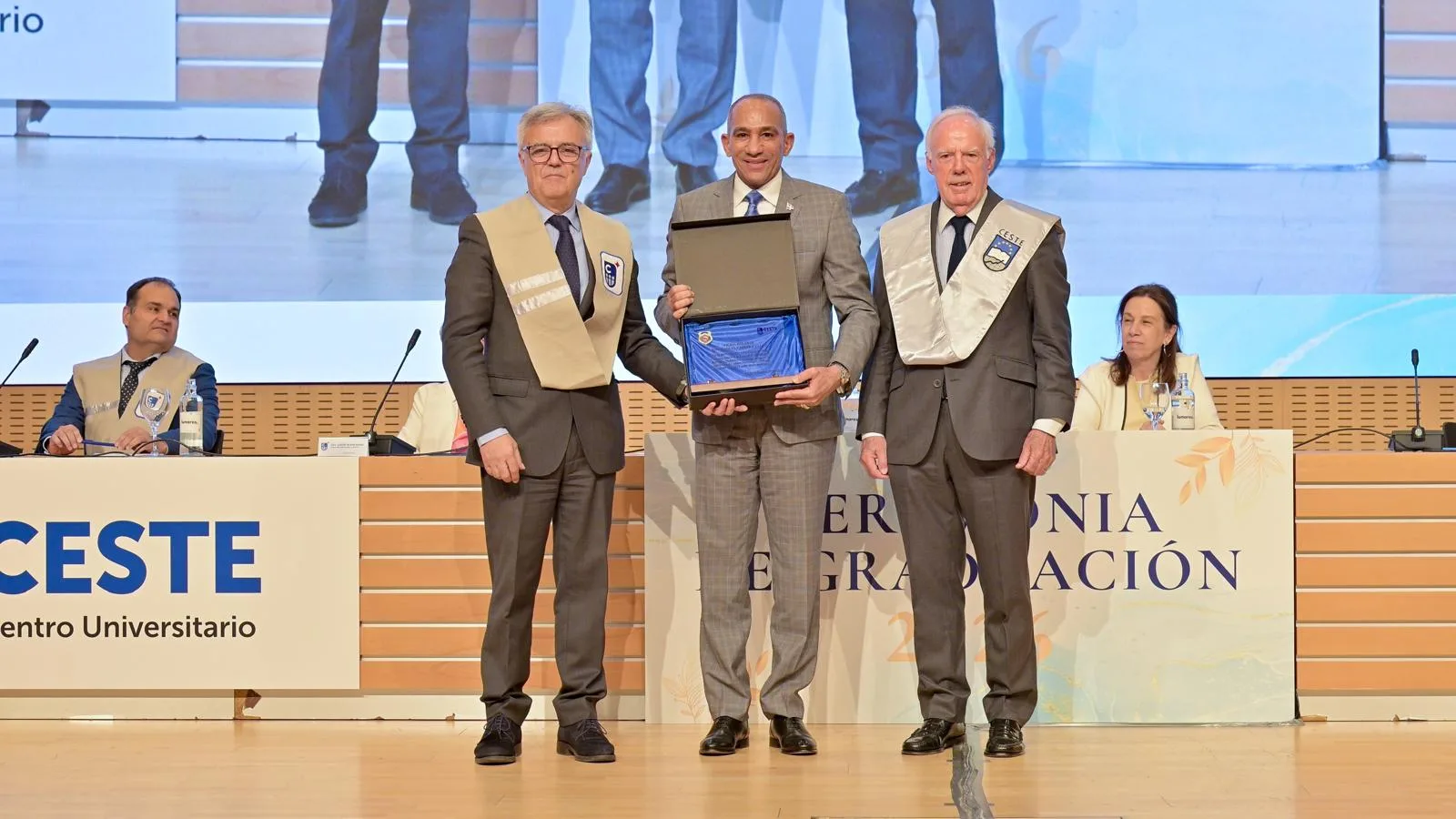 Centro Universitario CESTE de Zaragoza reconoce al presidente de la DNCD por su liderazgo institucional