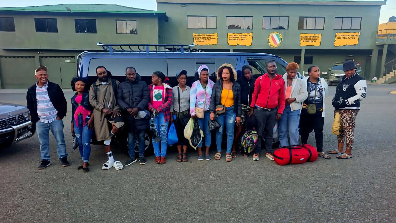 Soldados del Ejército interceptan a cuatro vehículos con 29 haitianos indocumentados en Constanza