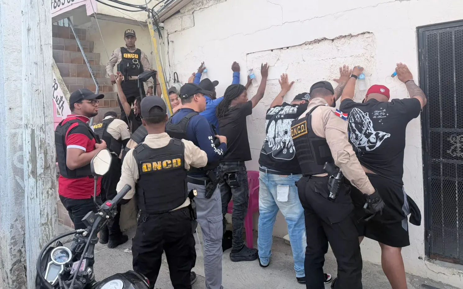 Autoridades ejecutan 11 allanamientos y arrecian ofensiva contra el microtráfico en Santiago