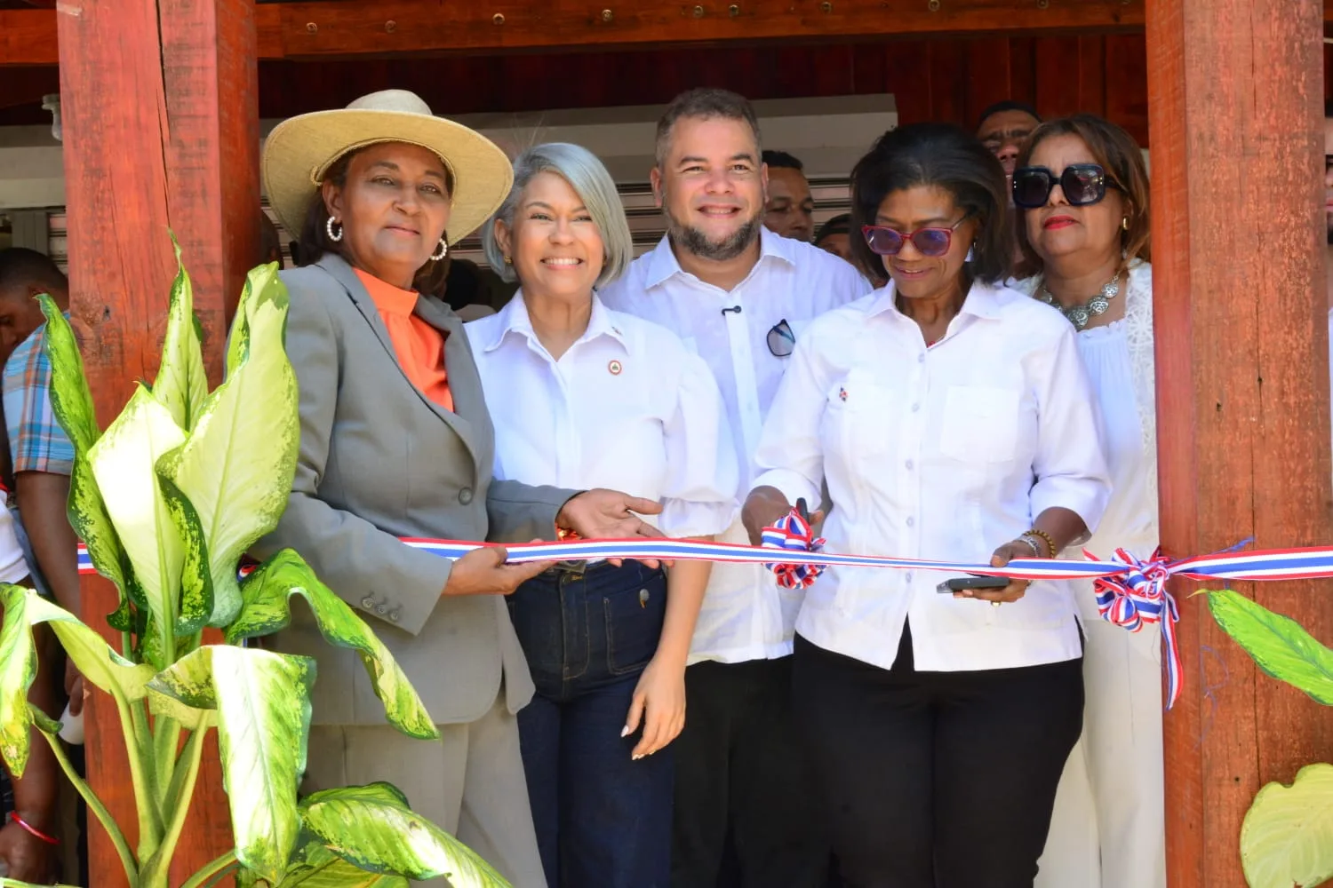 Hecmilio Galván inaugura restaurante de pescadores Tilamiches en Dajabón