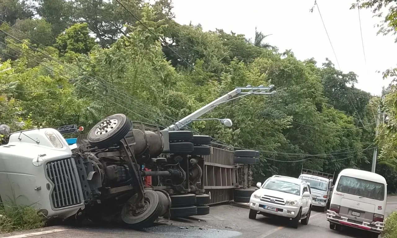 Accidentes de tránsito provocan millonarias pérdidas a EDENORTE por daños a postes y redes eléctricas