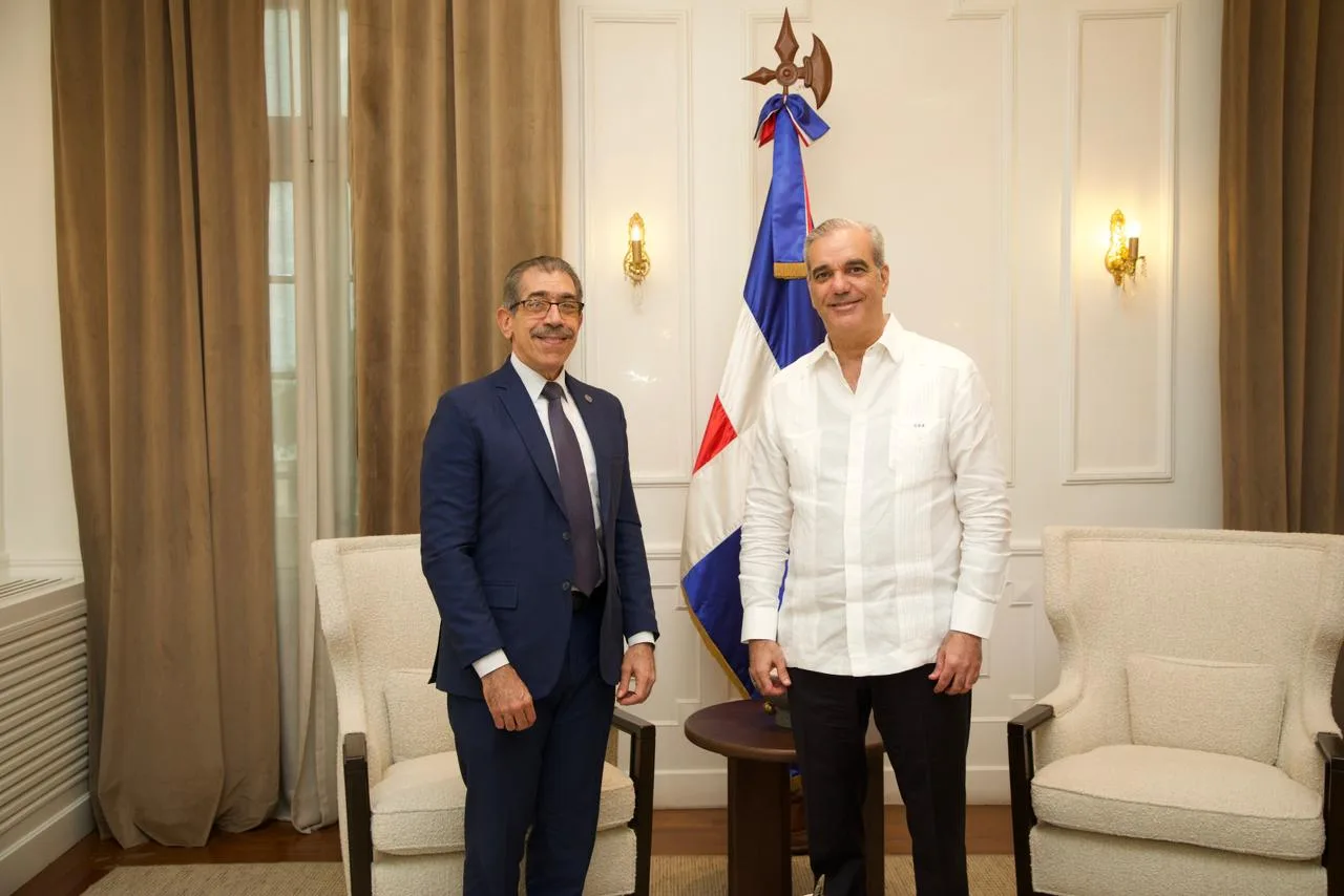 Presidente Abinader recibe en el Palacio Nacional al nuevo rector electo de la UASD, Jorge Asjana David