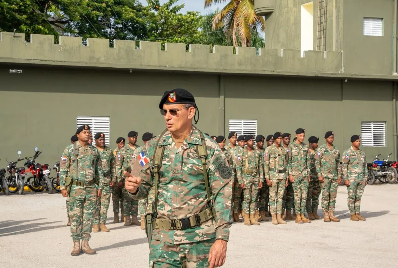 Comandante del Ejército recorre puestos fronterizos en Elías Piña e Independencia