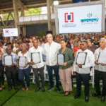 Presidente Abinader entrega 1,099 títulos de propiedad que benefician a más de 4,000 personas de Villa Linda, Palmarejo y Pantoja; garantiza seguridad jurídica y un ahorro de RD$87 millones