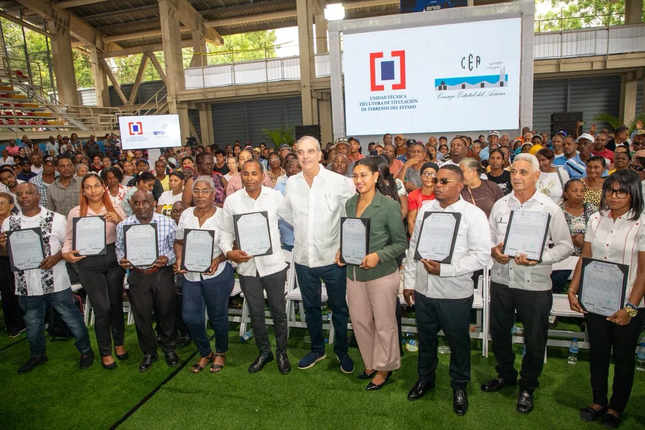 Presidente Abinader entrega 1,099 títulos de propiedad que benefician a más de 4,000 personas de Villa Linda, Palmarejo y Pantoja; garantiza seguridad jurídica y un ahorro de RD$87 millones