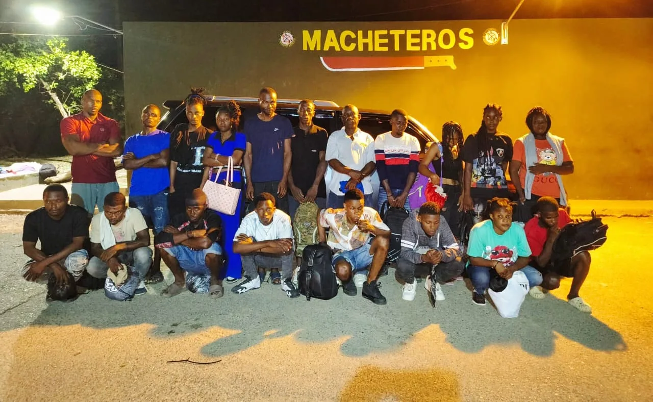 Ejército persigue a presunto traficante de indocumentados y detiene a 20 haitianos en condición migratoria irregular en Santiago Rodríguez