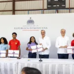 Presidente Abinader sostiene encuentro con estudiantes de liceos y colegios donde dispone plan especial para atender infraestructura escolar en Independencia, entrega laptos y anuncia evaluación de liceo experimental de la UASD en Jimaní