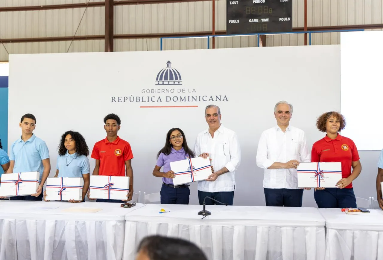 Presidente Abinader sostiene encuentro con estudiantes de liceos y colegios donde dispone plan especial para atender infraestructura escolar en Independencia, entrega laptos y anuncia evaluación de liceo experimental de la UASD en Jimaní