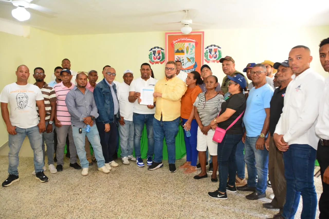 Hecmilio Galván trabaja para desarrollar el municipio de Peralta en Azua
