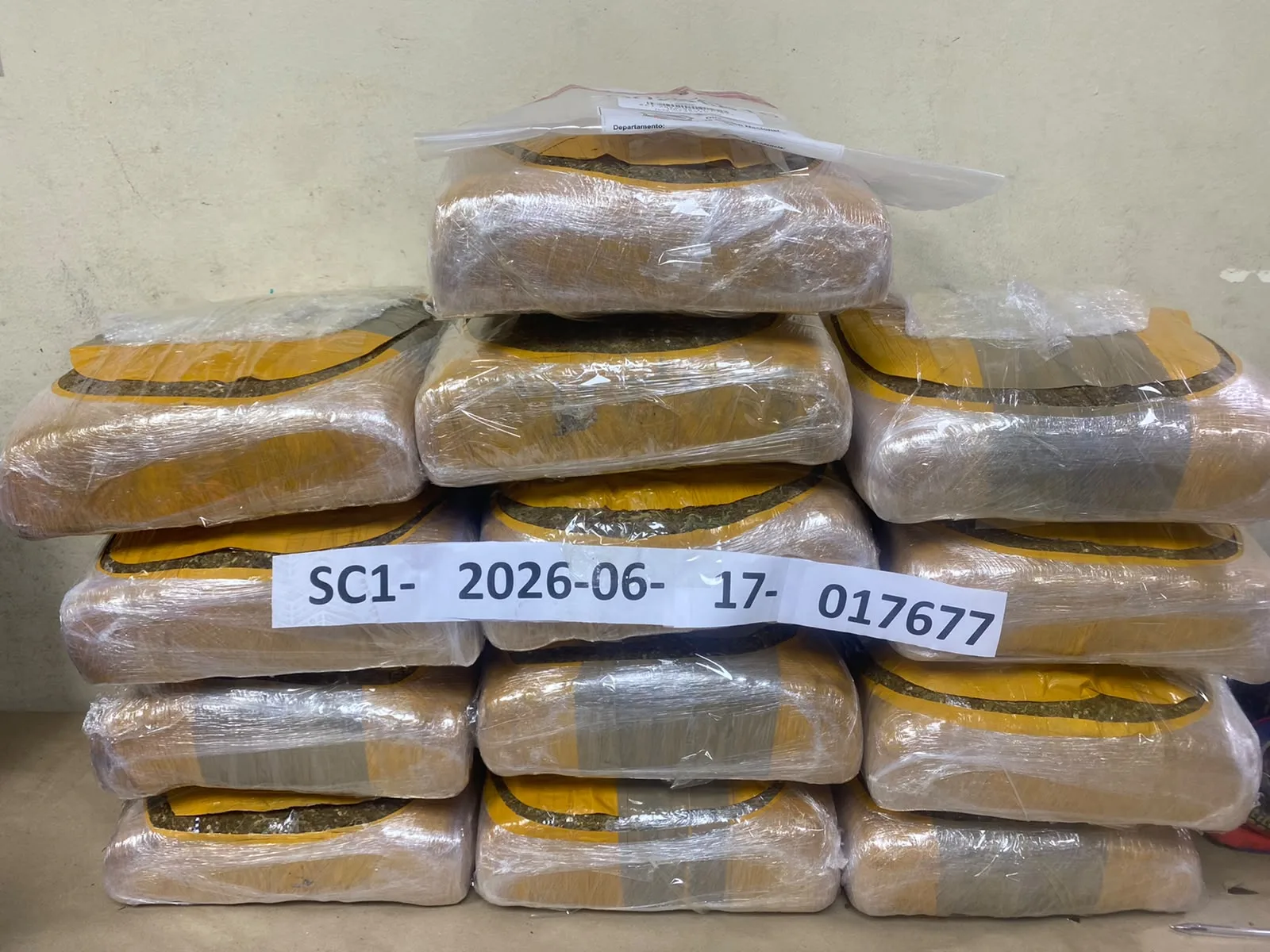 Intervienen en Azua cargamento de 129 libras de marihuana oculto en un vehículo