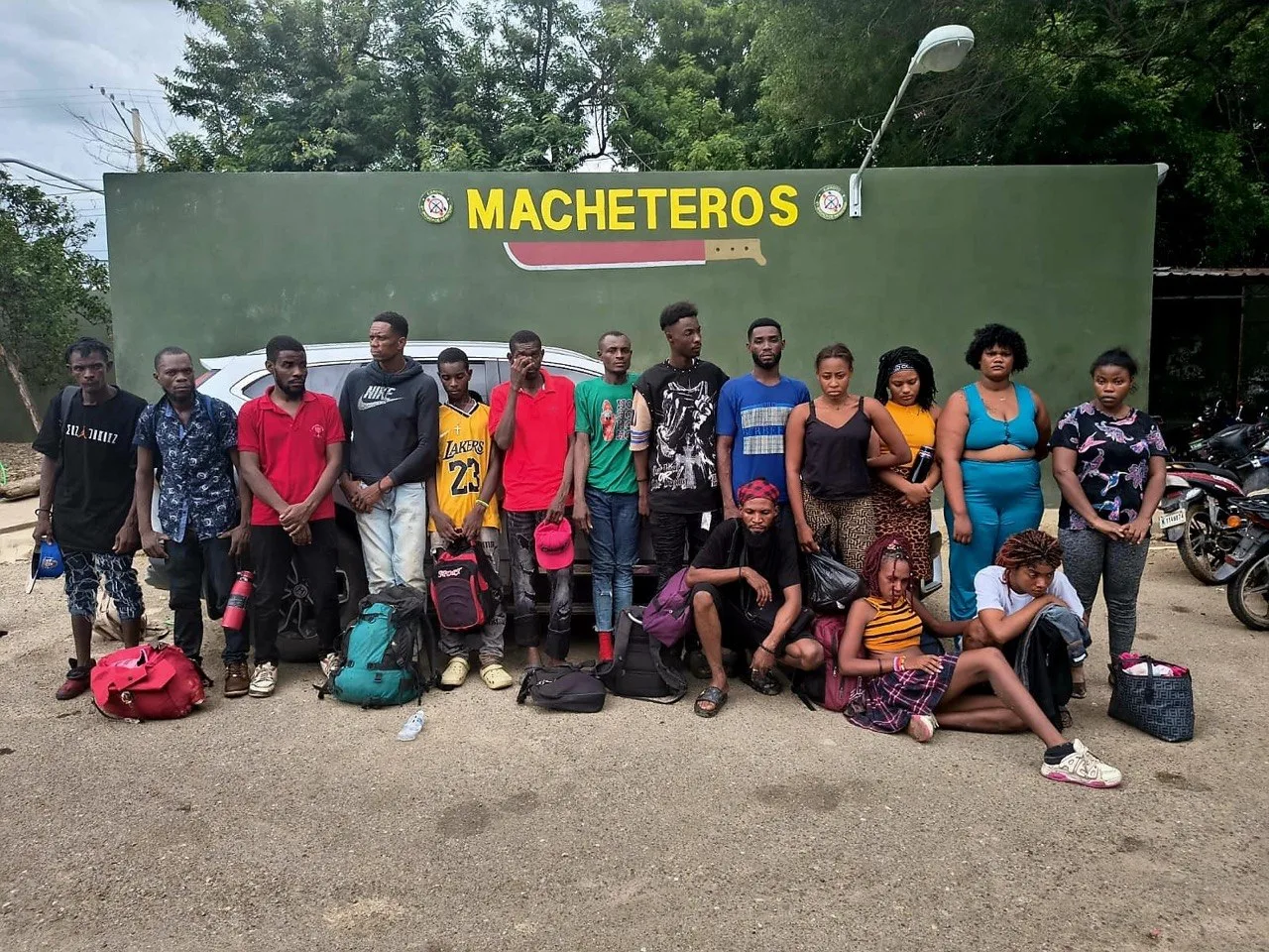 Soldados del ERD detienen dos vehículos con 32 haitianos indocumentados en Valverde y Dajabón