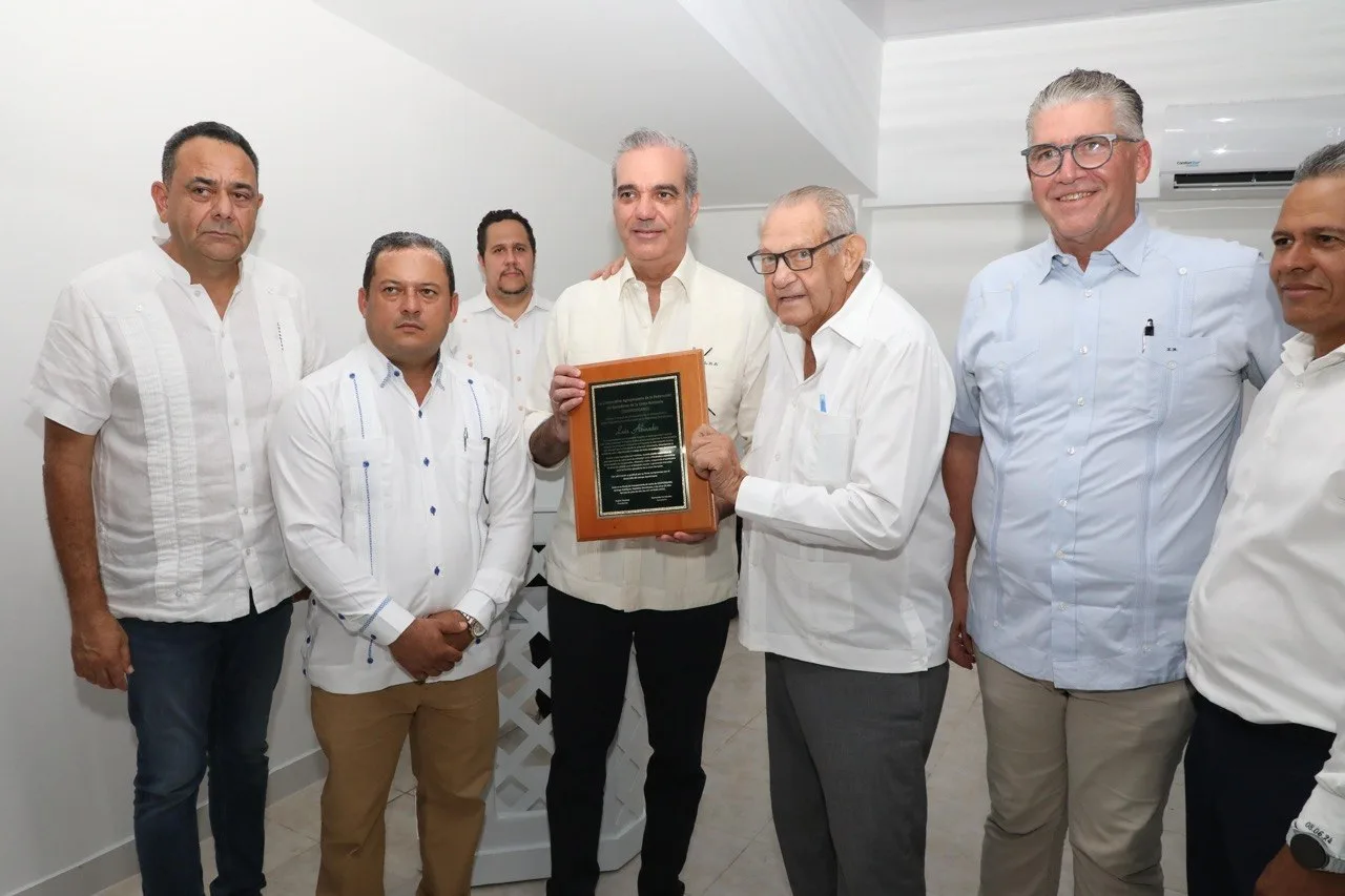Cooperativa Agropecuaria de la Federación de Ganaderos de la Línea Noroeste reconoce al presidente Abinader por su respaldo al sector ganadero y por impulsar la incorporación de leche nacional al Programa de Alimentación Escolar