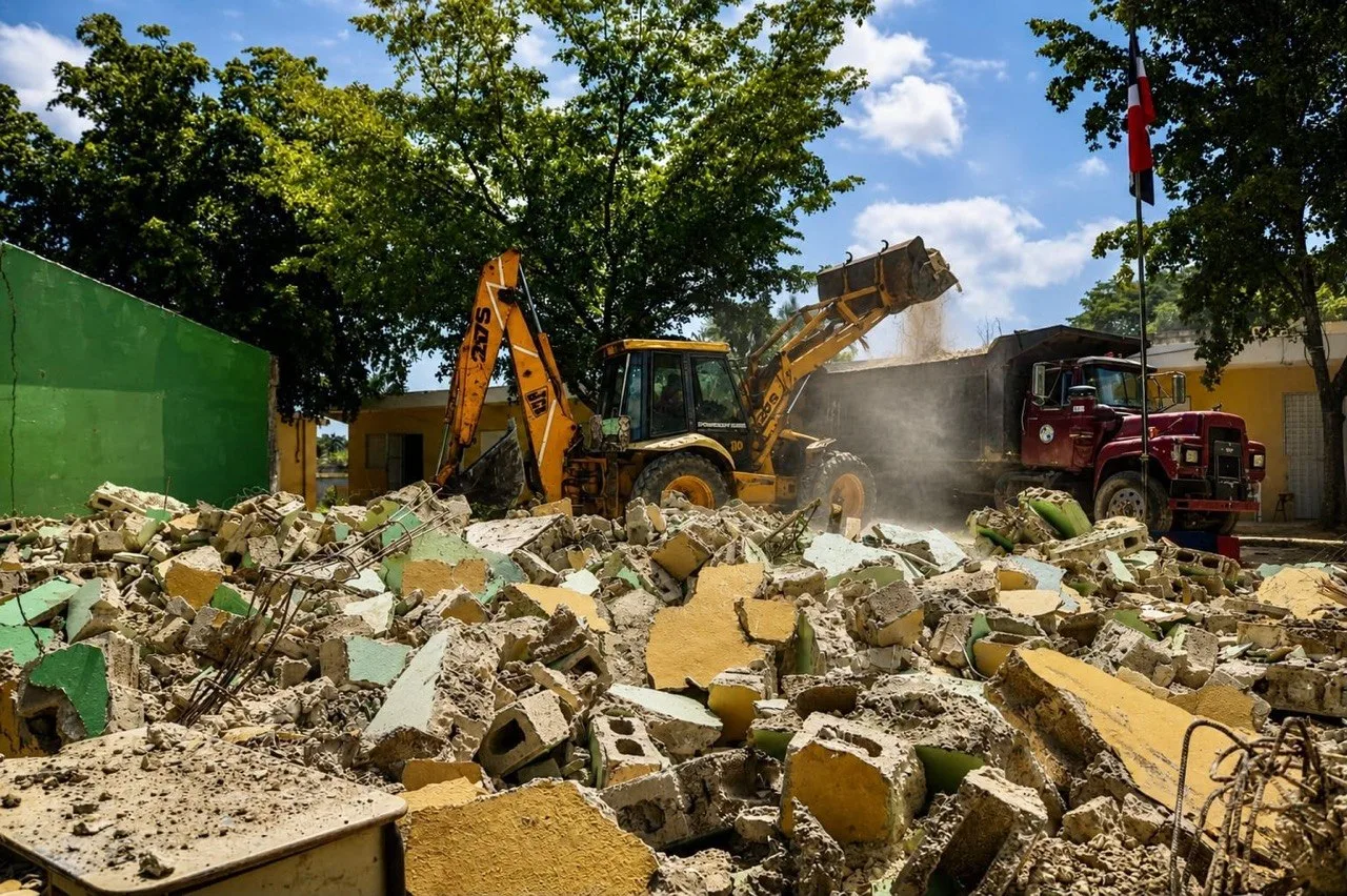Infraestructura Escolar inicia demolición de la Escuela Básica Gregorio Luperón en San Luis para construir nuevas aulas a través del Plan “24/7-365”