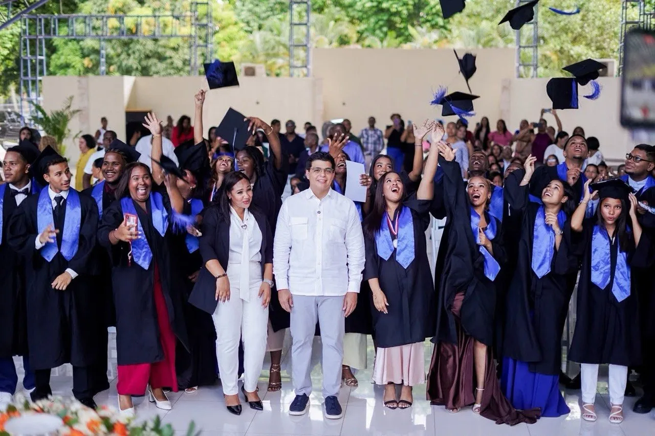 Fellito Suberví encabeza graduación de 24 nuevos bachilleres técnicos del Liceo CAASD