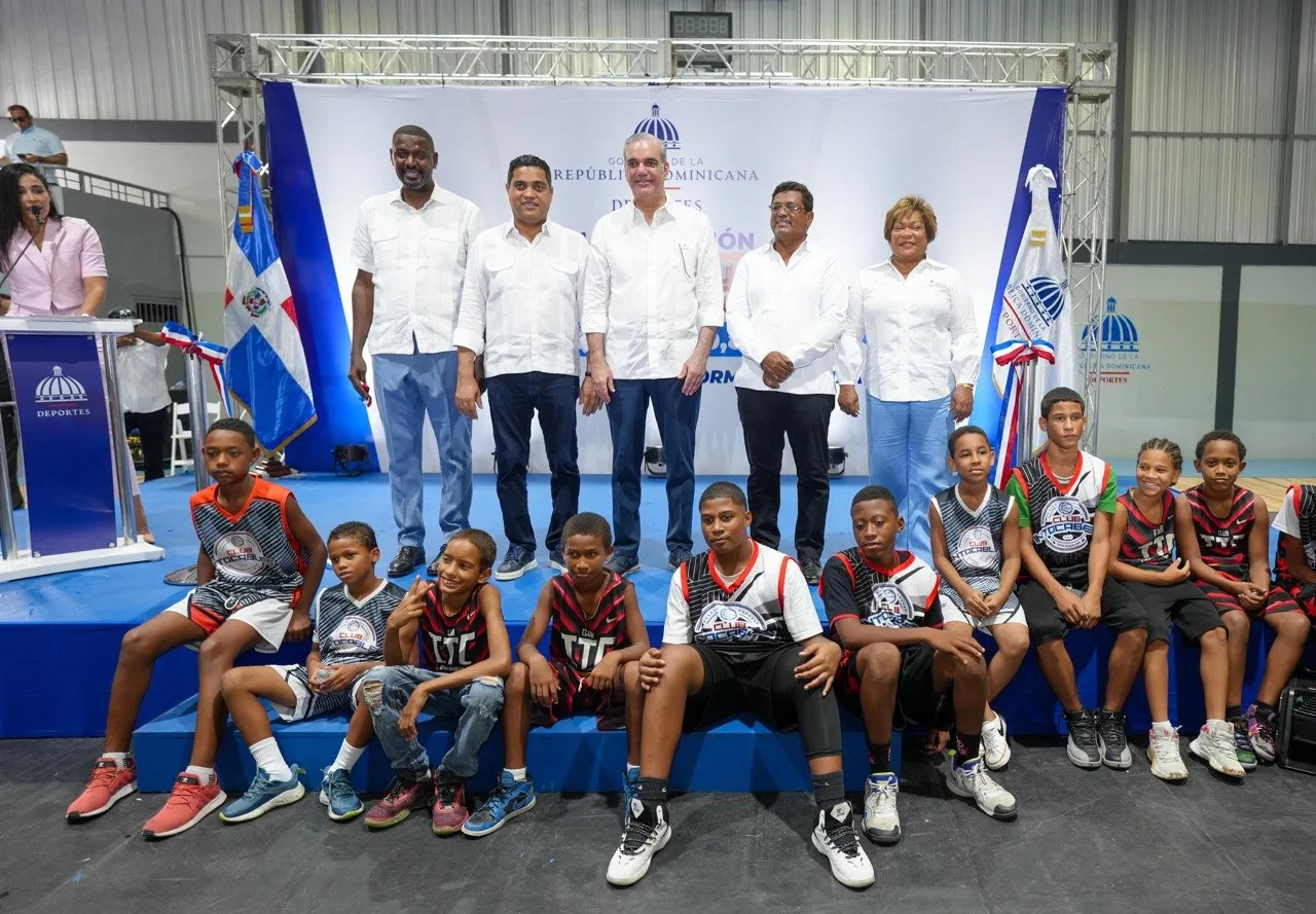 Presidente Abinader entrega remozado el Club Deportivo Dante Lemoniel; ministro Kelvin Cruz asegura que su gestión marcará un antes y un después en el deporte