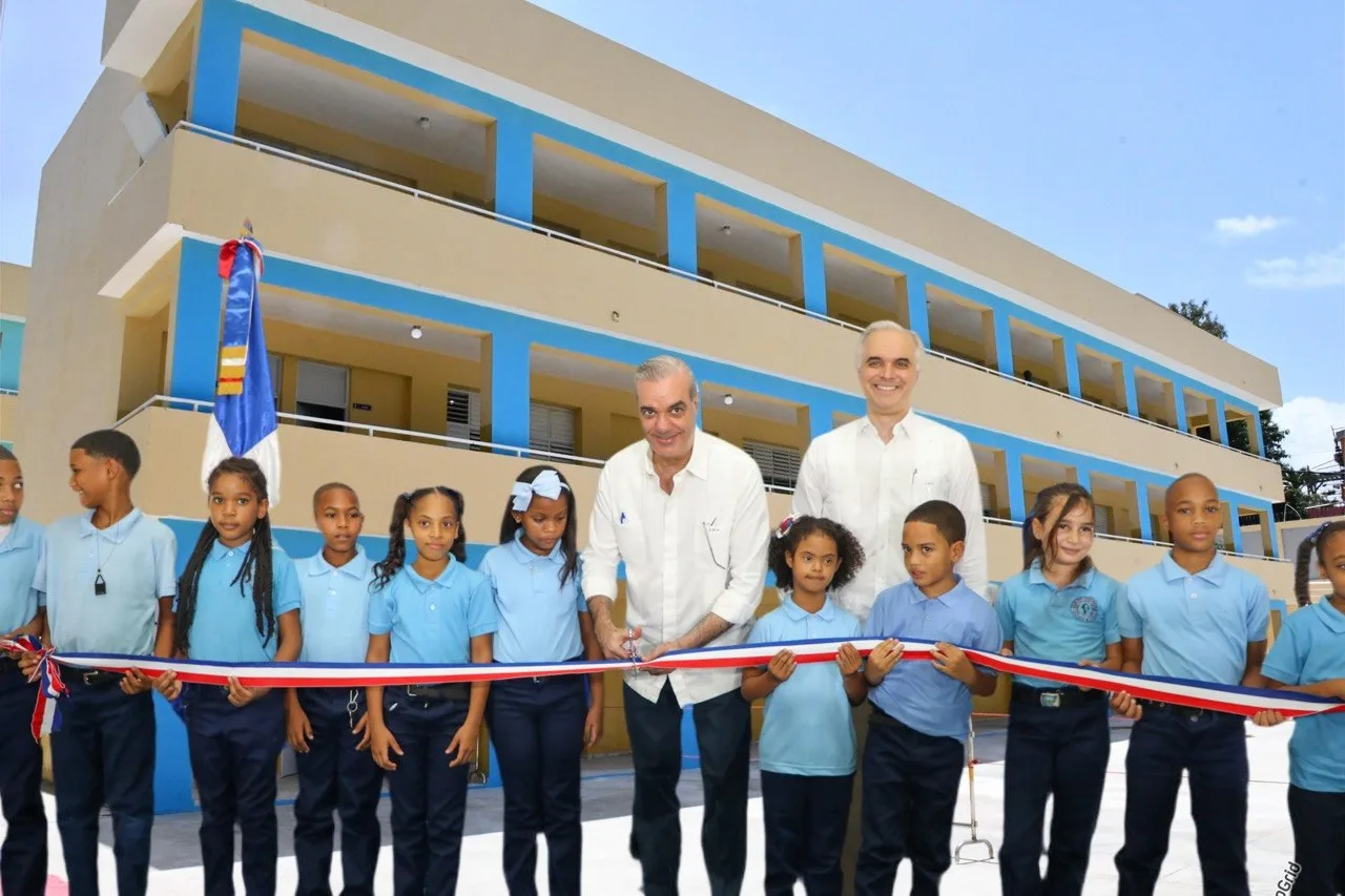 Presidente Abinader inaugura techado deportivo y nuevas aulas de educación inicial en la Escuela Primaria Félix Lope de Vega que beneficiarán a cientos de estudiantes de Los Alcarrizos