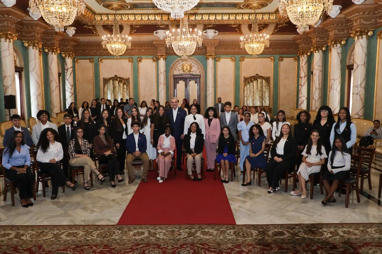Presidente Abinader recibe a estudiantes de origen dominicano destacados en el extranjero