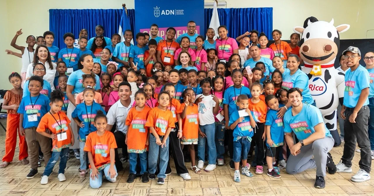 Carolina Mejía comparte una mañana de alegría y aprendizaje con cientos de niños en el Campamento de Verano del Distrito Nacional