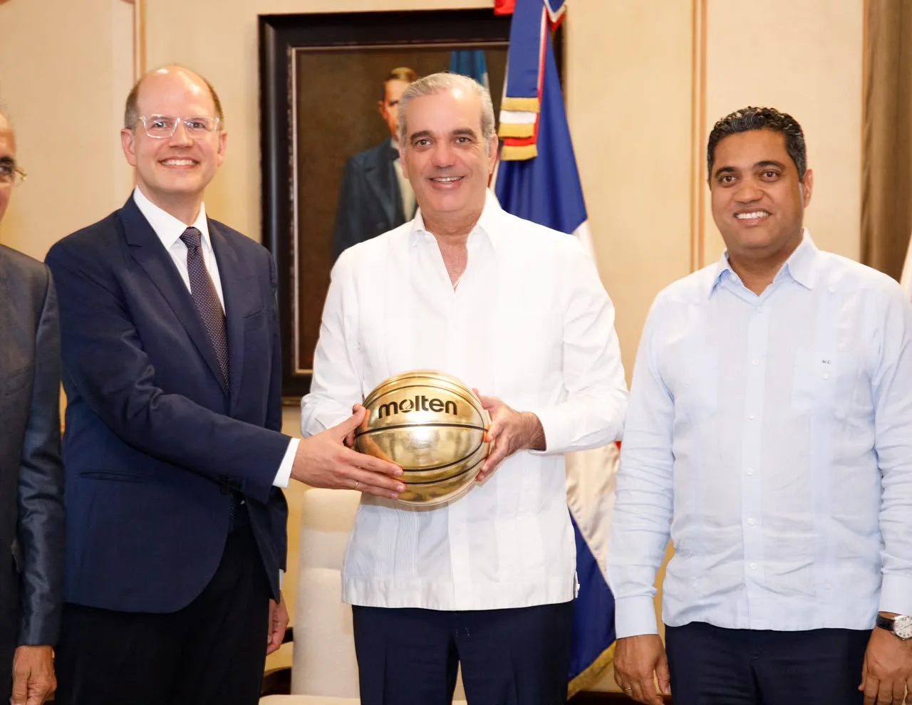 Presidente Abinader recibe en el Palacio Nacional a altos ejecutivos de la FIBA y del Comité Organizador de Santo Domingo 2026