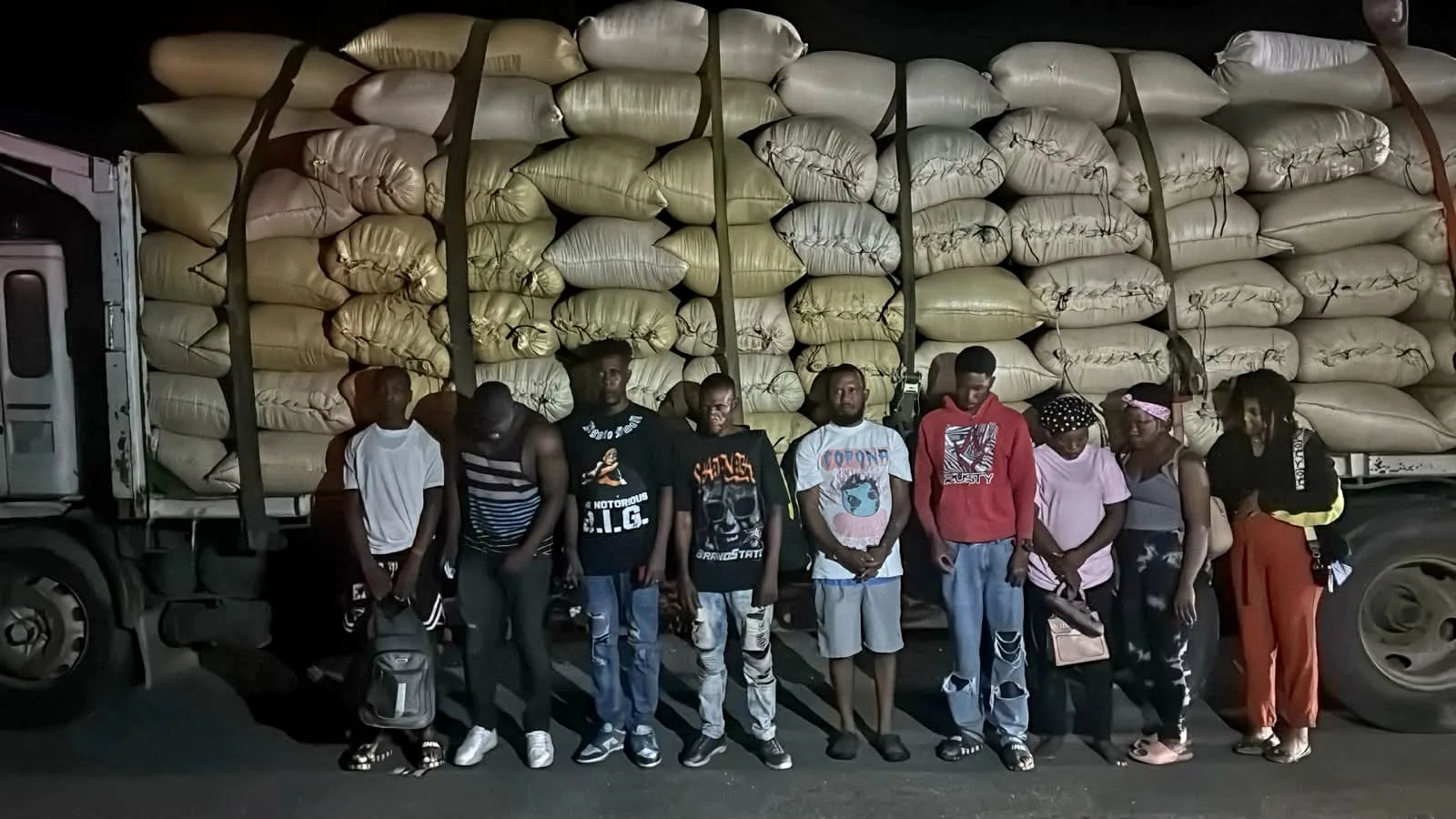 Ejército descubre a 10 haitianos indocumentados ocultos en una carga de arroz en camión interceptado en Montecristi