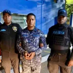Policía Nacional entrega a la justicia al agente involucrado en la muerte de joven en sector de Herrera