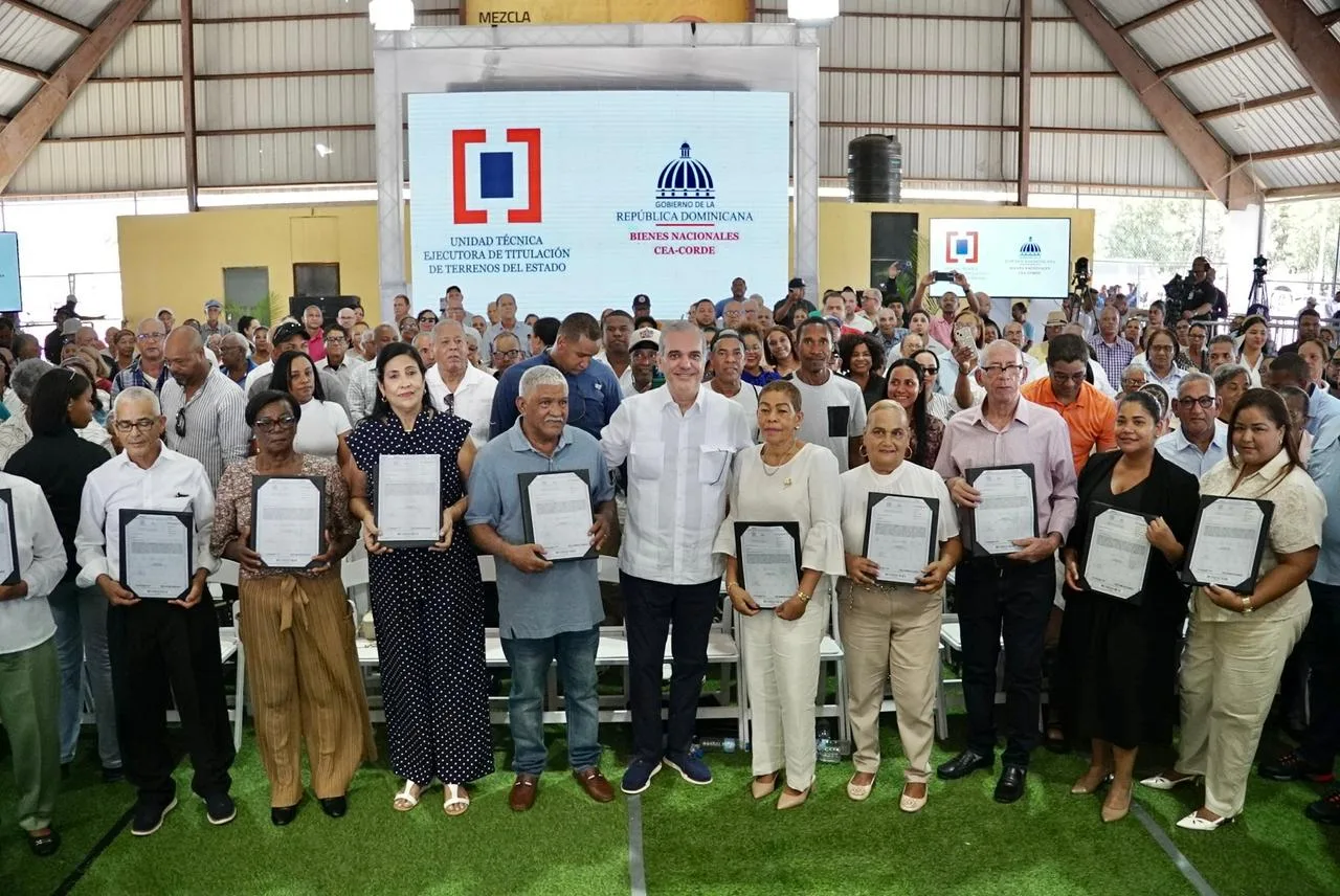 Presidente Abinader entrega 400 certificados de títulos de propiedad en Pepillo Salcedo, llevando seguridad jurídica y nuevas oportunidades de desarrollo a unas 1,600 personas