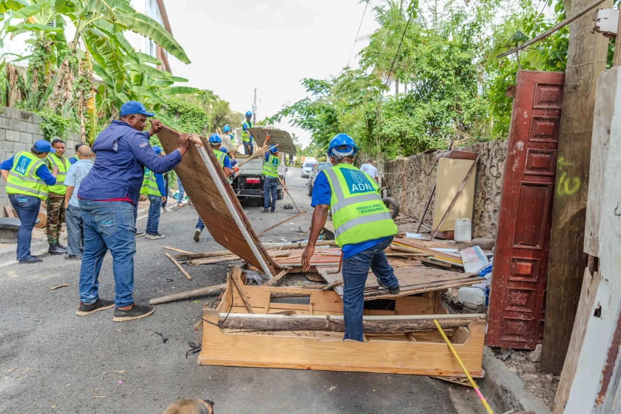 Carolina ordena retirar infraestructuras y recuperar aceras ocupadas irregularmente en Arroyo Hondo