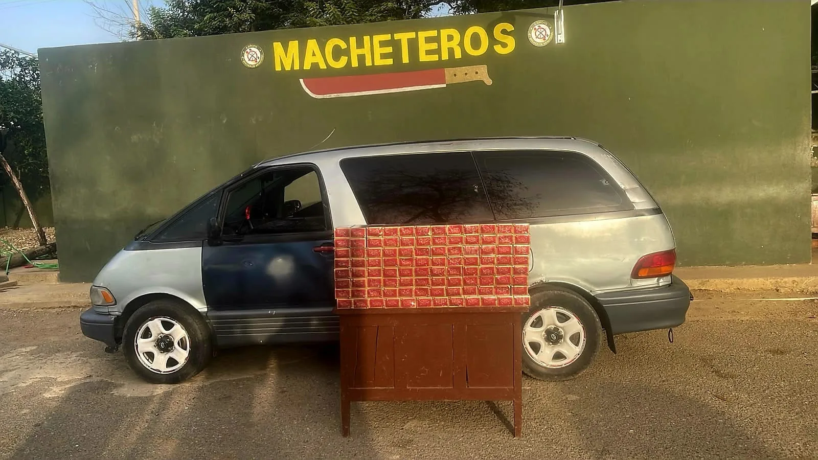 Soldados del Ejército ocupan contrabando de 23,000 cigarrillos que era transportado oculto en un miniván en Mao
