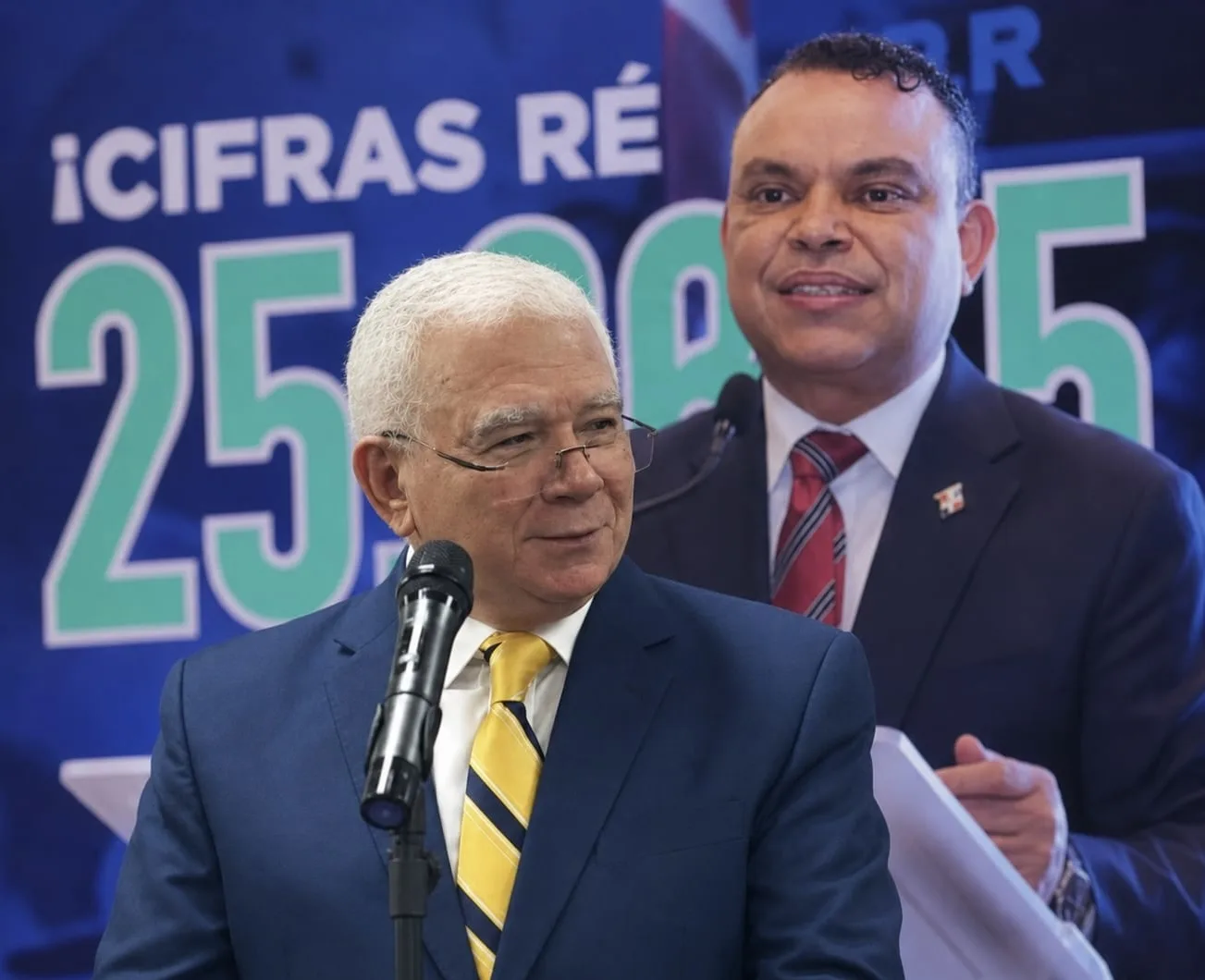 Tomás Hernández Alberto felicita al Dr. Julio César Landrón por los resultados alcanzados en el SNS