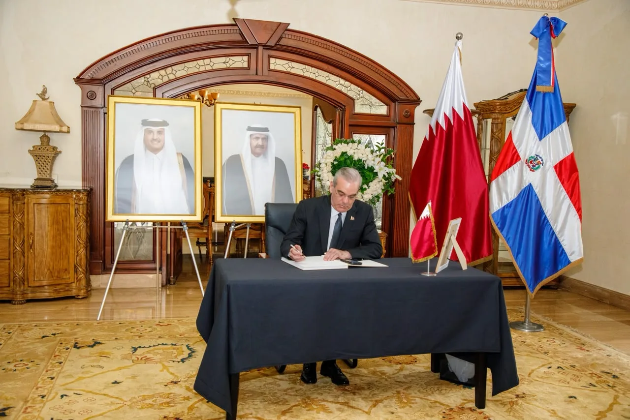 Presidente Abinader firma libro de condolencias por el fallecimiento de Su Alteza el Emir Padre, Sheikh Hamad Bin Khalifa Al Thani