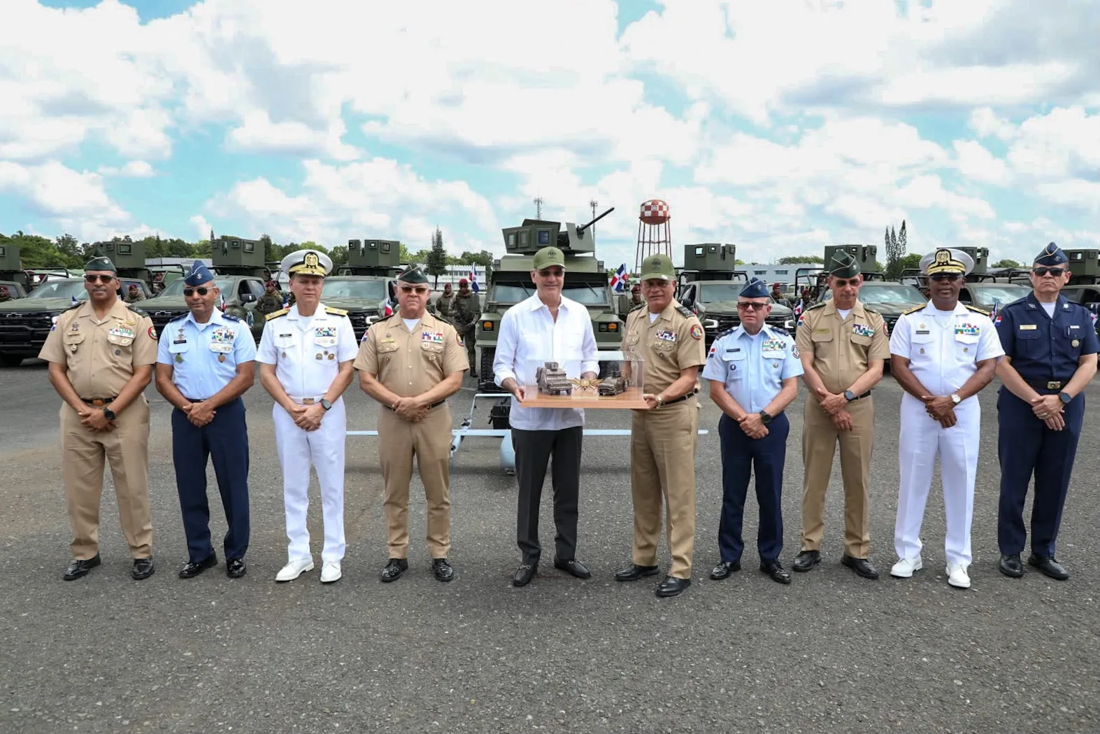 Presidente Abinader entrega blindado Furia VBD-2, 179 vehículos, cinco aeronaves no tripuladas, diez unidades tácticas Centauro y siete infraestructuras completamente remozadas para fortalecer las capacidades de las Fuerzas Armadas