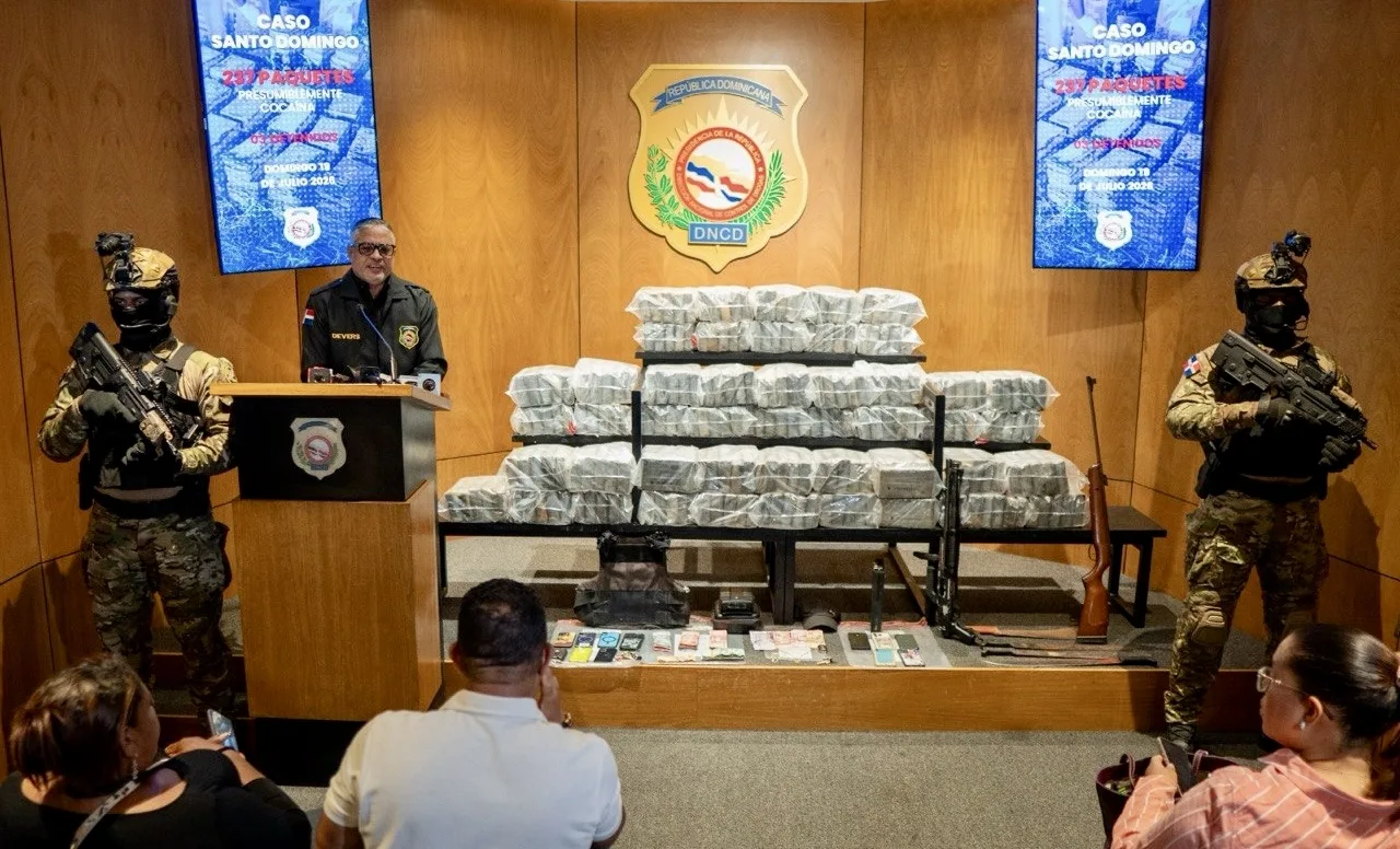 DNCD ocupa 237 paquetes de presunta cocaína y arresta a tres hombres tras persecución en Santo Domingo