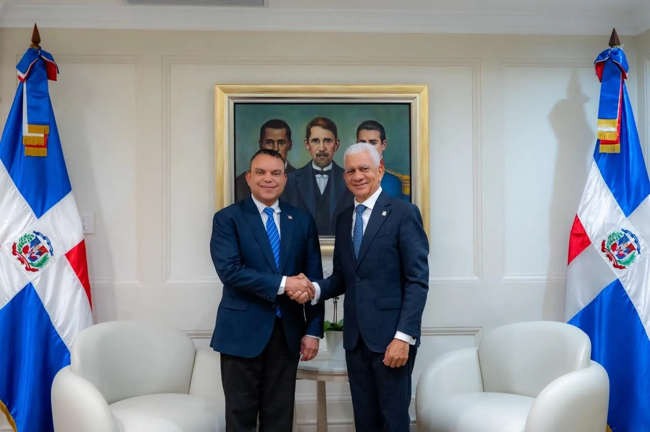 Director del SNS realiza visita presidente del Senado y reafirma compromiso de colaboración interinstitucional