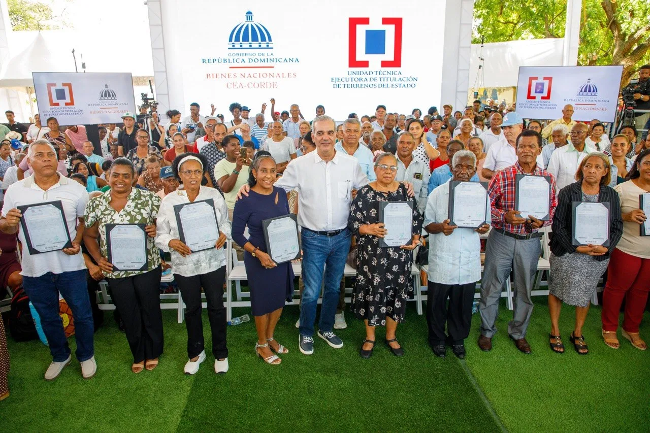 Presidente Abinader entrega 1,000 títulos de propiedad que garantizan seguridad jurídica a más de 4 mil personas en Los Frailes de Santo Domingo Este