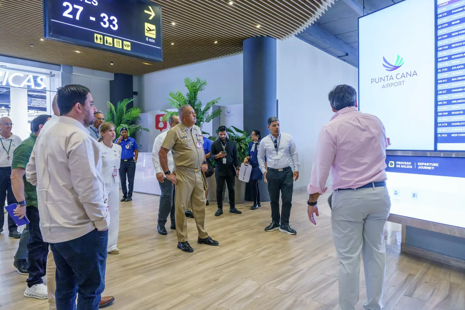 Muestran capacidades operativas y tecnológicas de Migración a autoridades de Costa Rica durante recorrido por el Aeropuerto de Punta Cana
