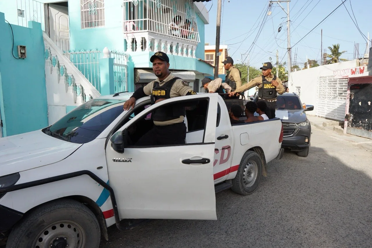 DNCD captura a hombre con cocaína, marihuana y un arma de fuego en Santo Domingo Este