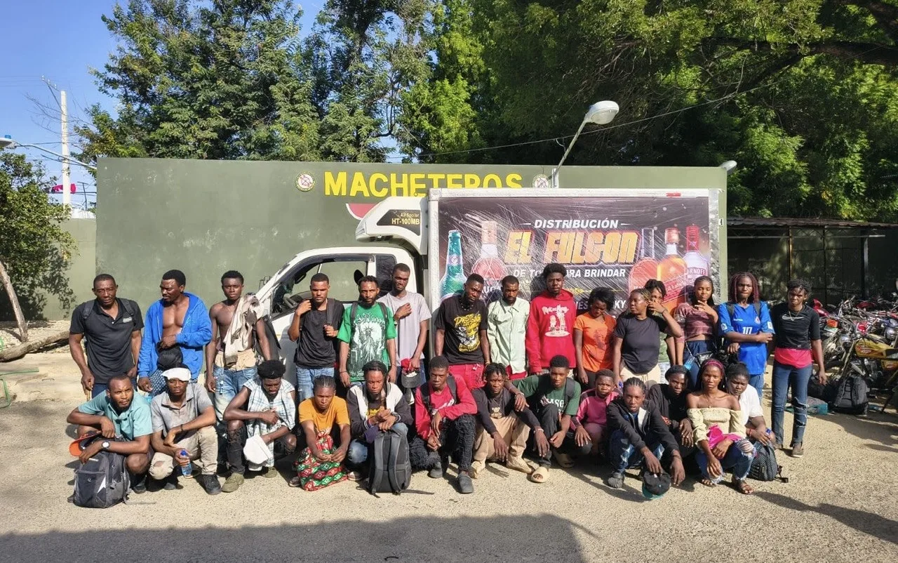 Ejército detiene a 29 haitianos indocumentados en un camión de carga tipo furgón tras persecución en Valverde