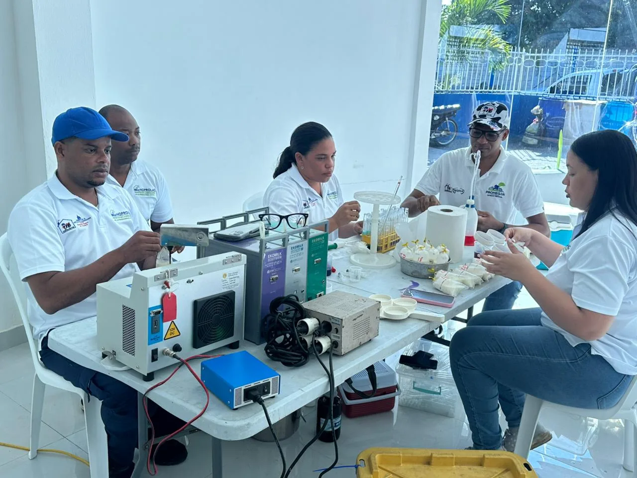 Conaleche realiza más de 5,800 pruebas de calidad de leche en 2026 para garantizar un producto inocuo a las familias dominicanas