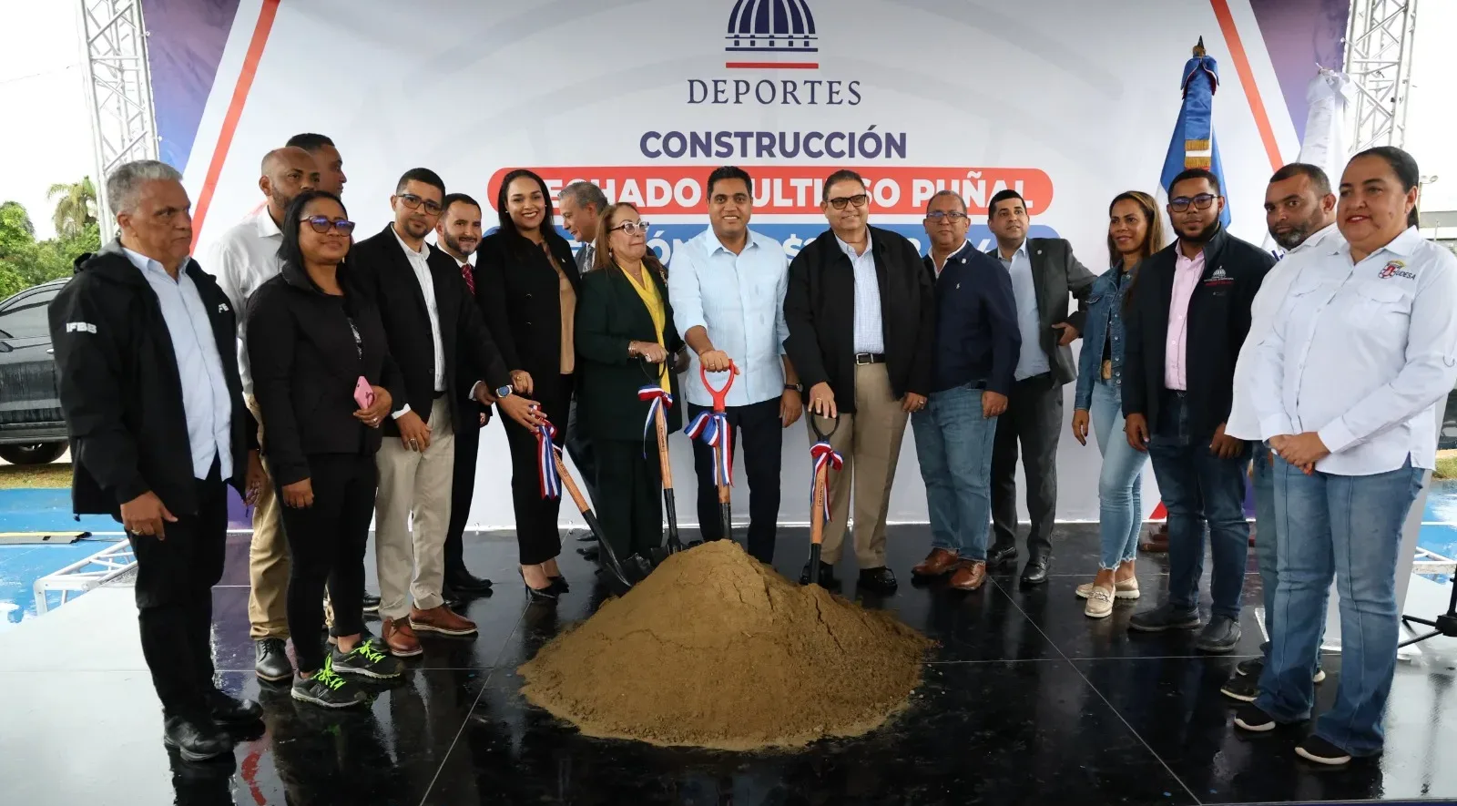 Ministro Kelvin Cruz inicia trabajos de construcción del multiuso del municipio Puñal