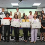 Raymond Rodríguez entrega laptops a 56 estudiantes meritorios mediante la Fundación GBC