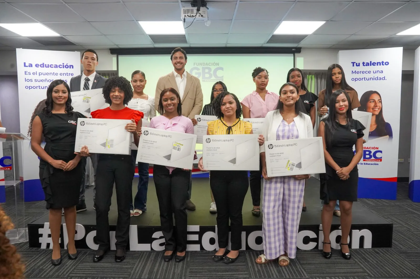Raymond Rodríguez entrega laptops a 56 estudiantes meritorios mediante la Fundación GBC