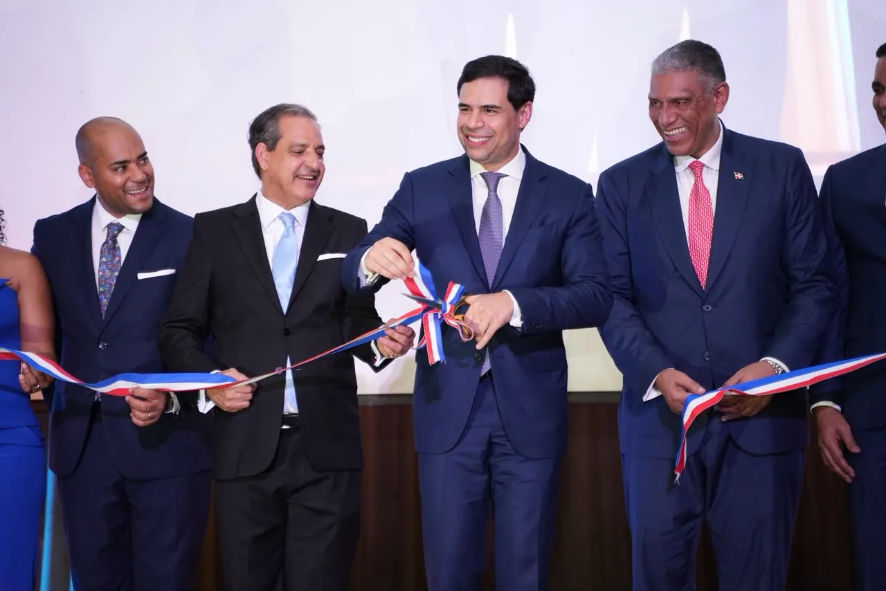 Roberto Ángel Salcedo inaugura el Festival del Libro y la Cultura Dominicana, destacando la identidad cultural del país en Nueva York