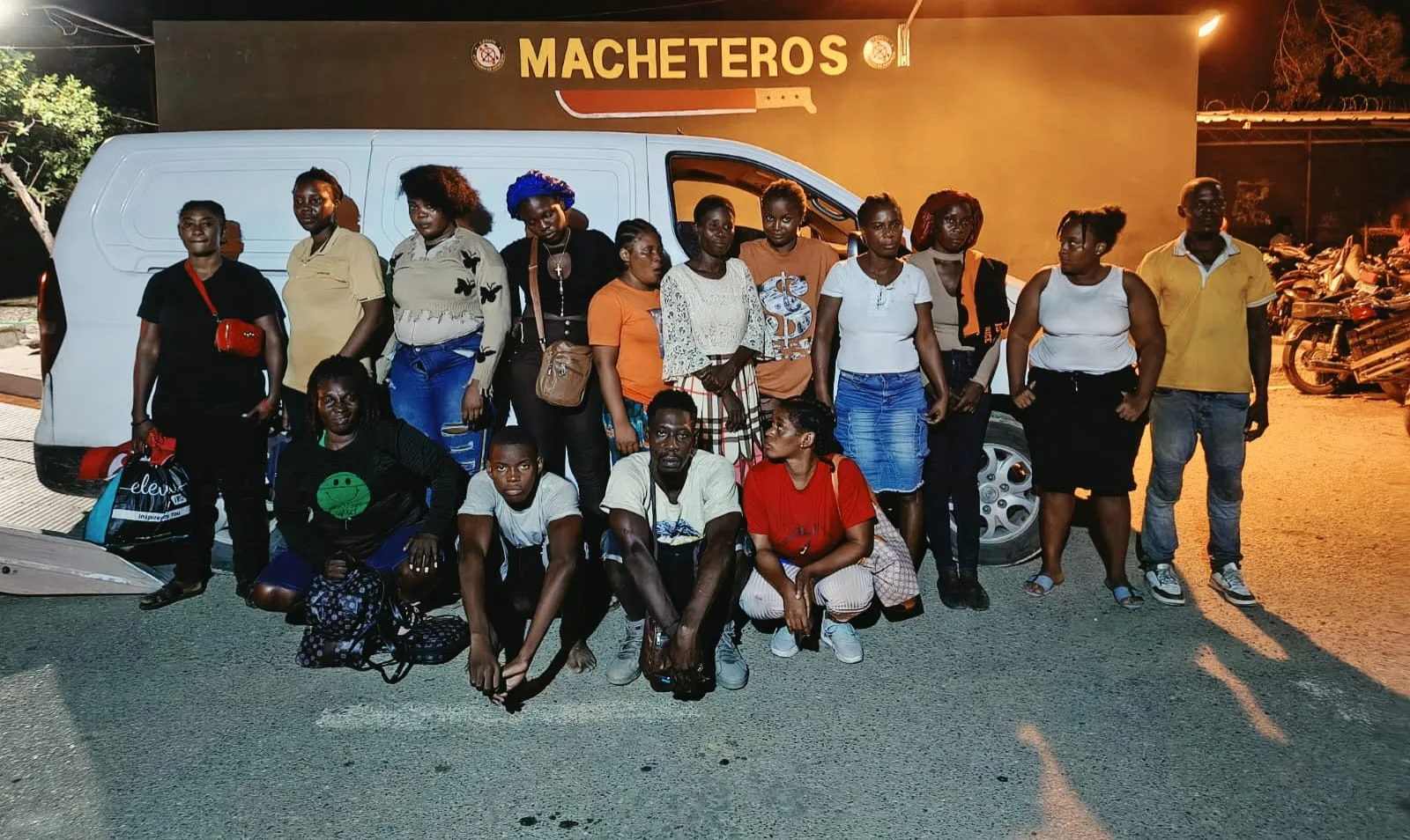 Soldados del ERD interceptan dos vehículos utilizados para transportar migrantes irregulares en Valverde